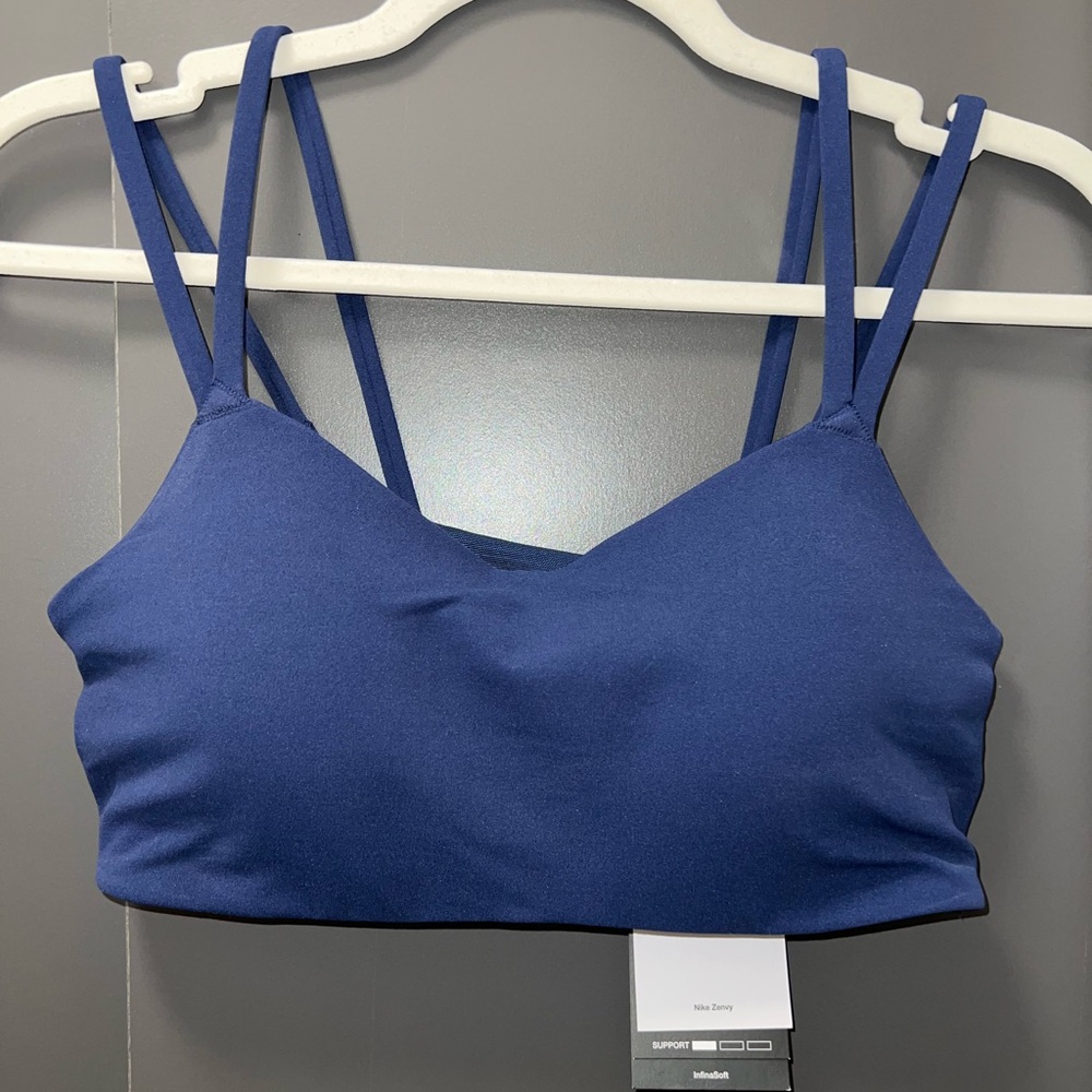 Nike Zenvy women’s Sports Bra size Medium NWT